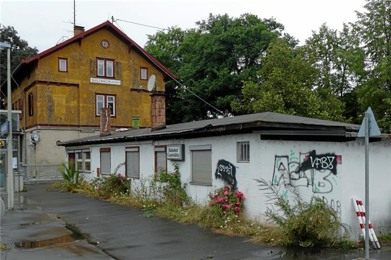Ein großer und ein noch größerer Schandfleck – der Bahnhofskiosk und das Bahnhofsgebäude selbst. Foto: Ute Gruber