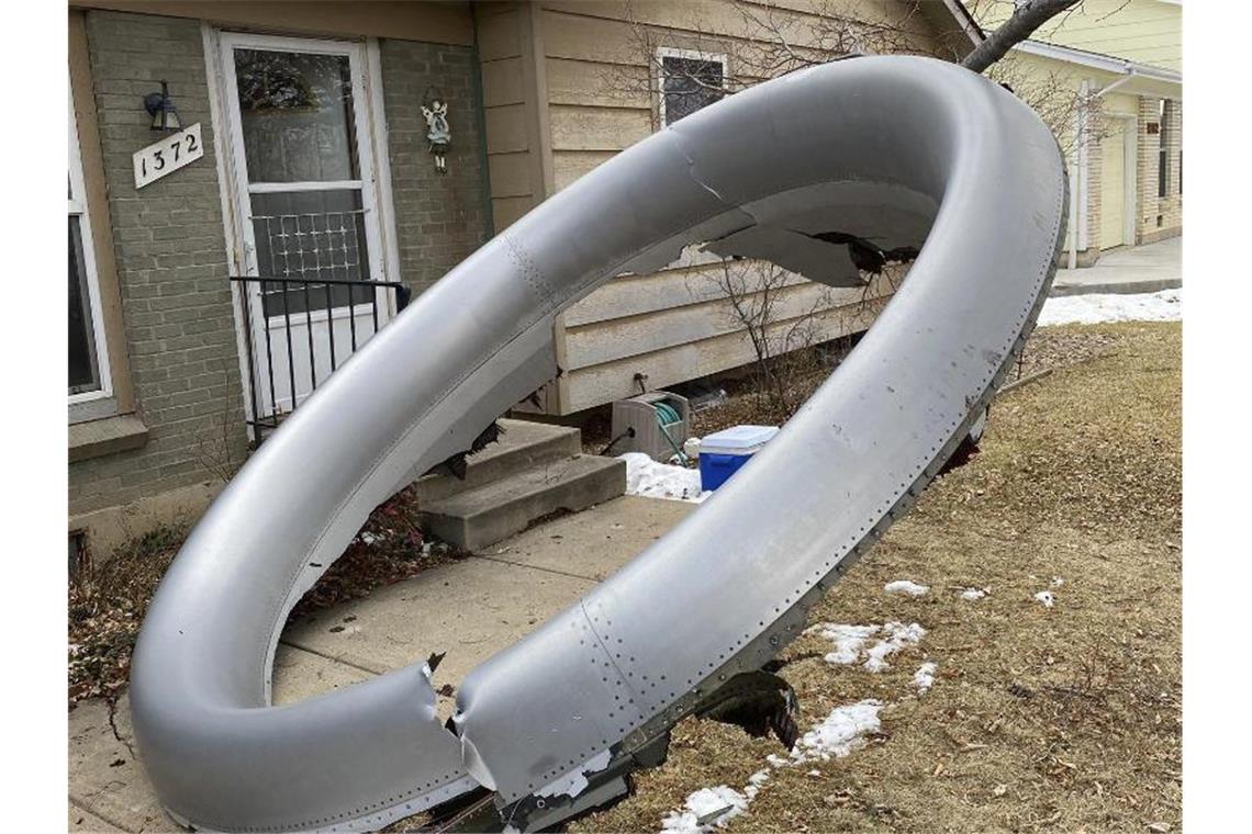 Flugzeugteile stürzen in den USA und Niederlanden vom Himmel Ein großes Bauteil eines Flugzeugtriebwerks liegt in einem Vorgarten in Broomfield. Foto: -/Broomfield Police Department/AP/dpa