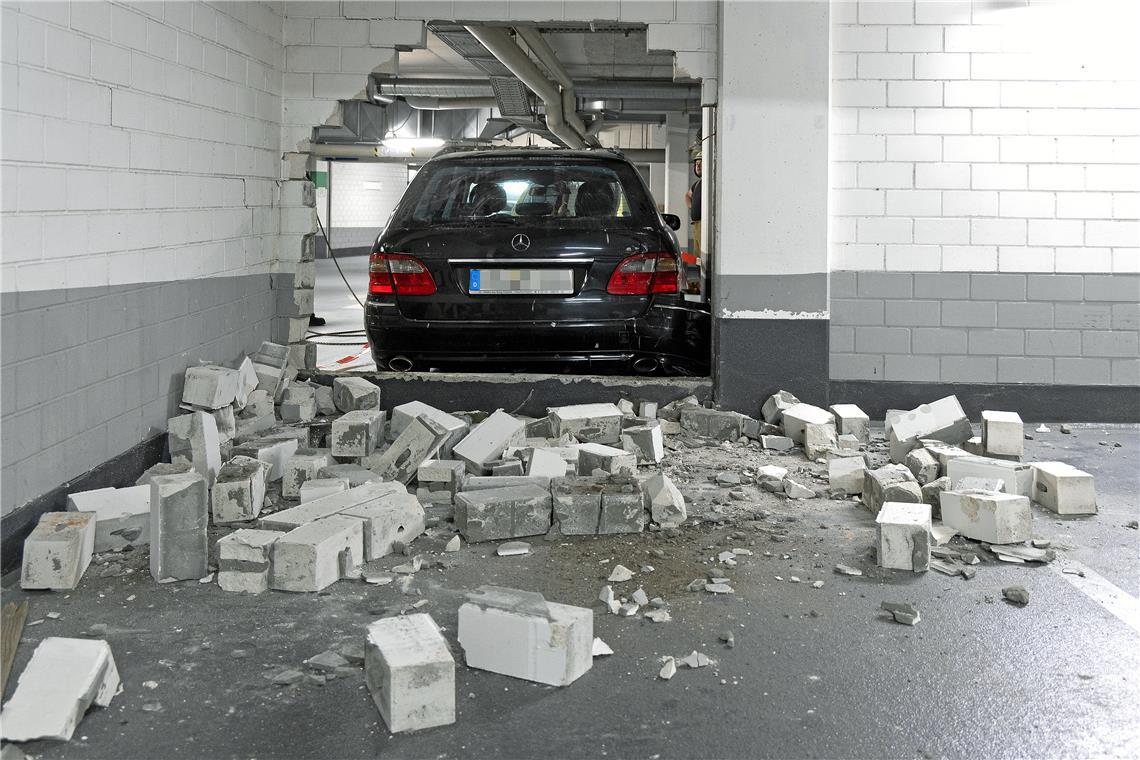 Ein großes Loch prangt nun in der Parkhauswand. Foto: Jörg Fiedler