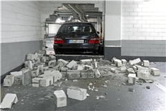 Ein großes Loch prangt nun in der Parkhauswand. Foto: Jörg Fiedler