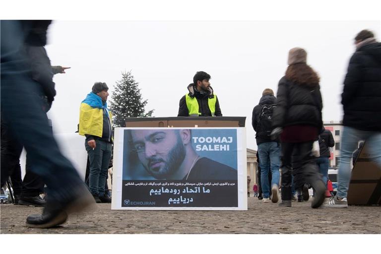 Ein großes Plakat zeigt den iranischen Rapper Toomaj Salehi - er soll im Iran hingerichtet werden.