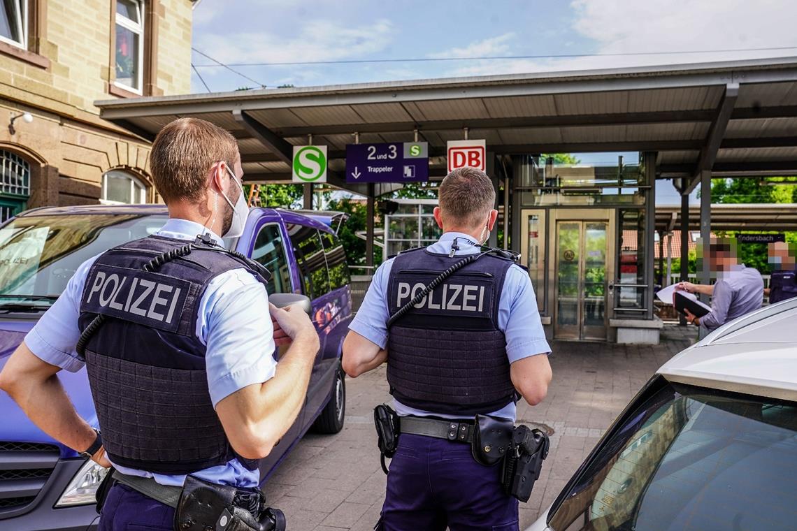 Ein großes Polizeiaufgebot gab es heute Morgen am Bahnhof Endersbach. Ein Mann wurde dort tot aufgefunden. Foto: SDMG / Kohls