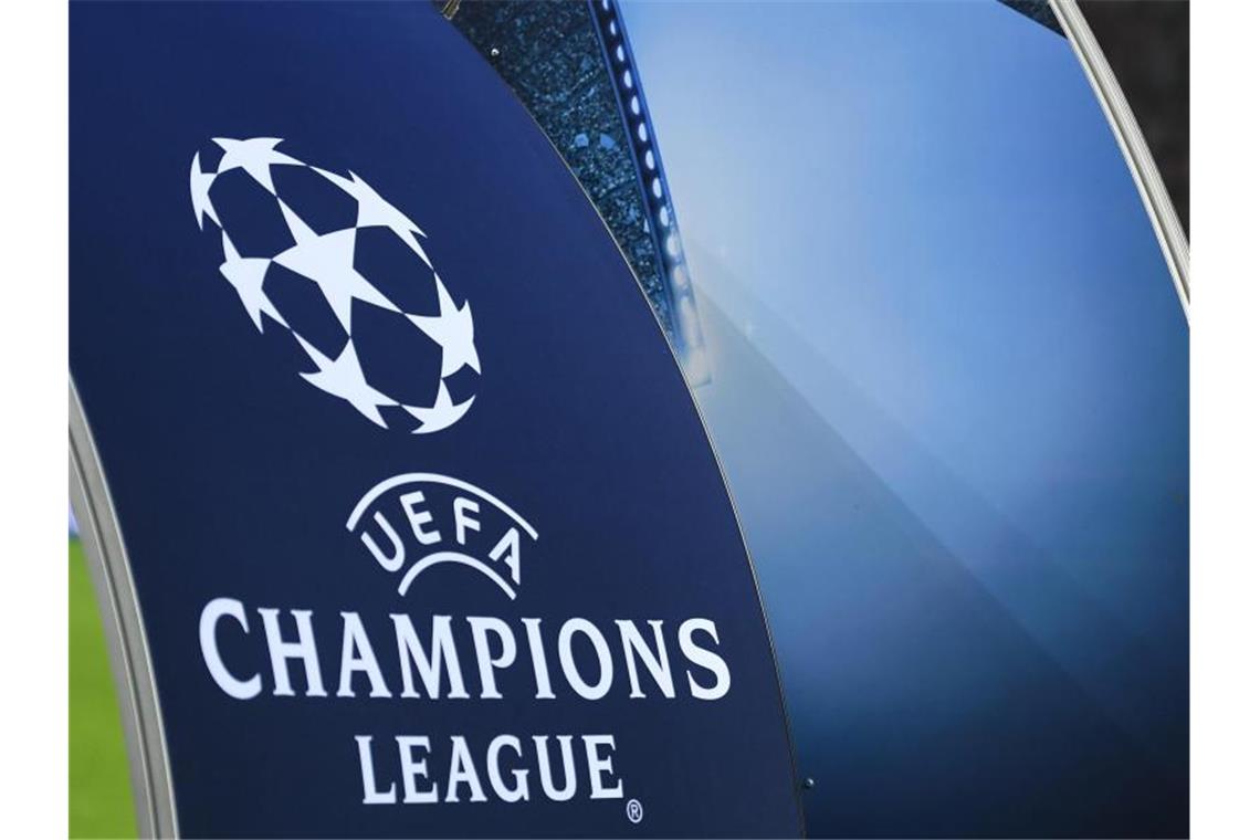 Ein großes UEFA-Champions-League-Logo ist in der BayArena zu sehen. Foto: Marius Becker/dpa
