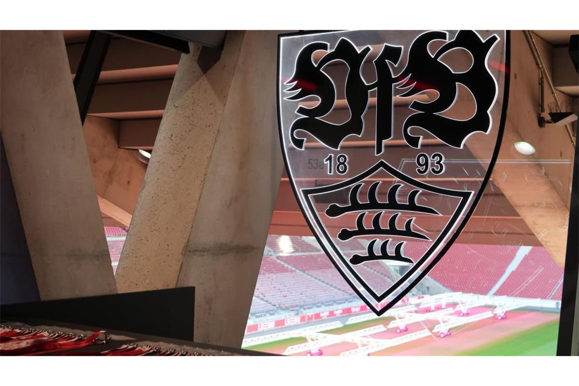 Ein großes VfB-Logo prangt an der Wand