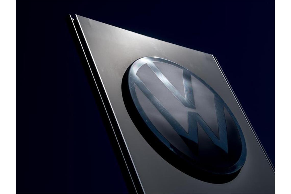 Ein großes VW-Logo steht an der Einfahrt zum Fahrzeugwerk von Volkswagen in Zwickau. Foto: Hendrik Schmidt/dpa-Zentralbild/dpa