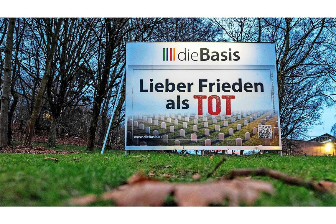 Was will „dieBasis“? Ein großes Wahlprogramm der Basisdemokratischen Partei Deutschland in Dortmund.