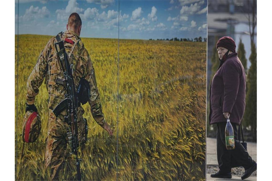 Ein großformatiges Bild erinnert an die Toten der Konfrontation zwischen dem ukrainischen Militär und den prorussischen Separatisten. Foto: Vadim Ghirda/AP/dpa