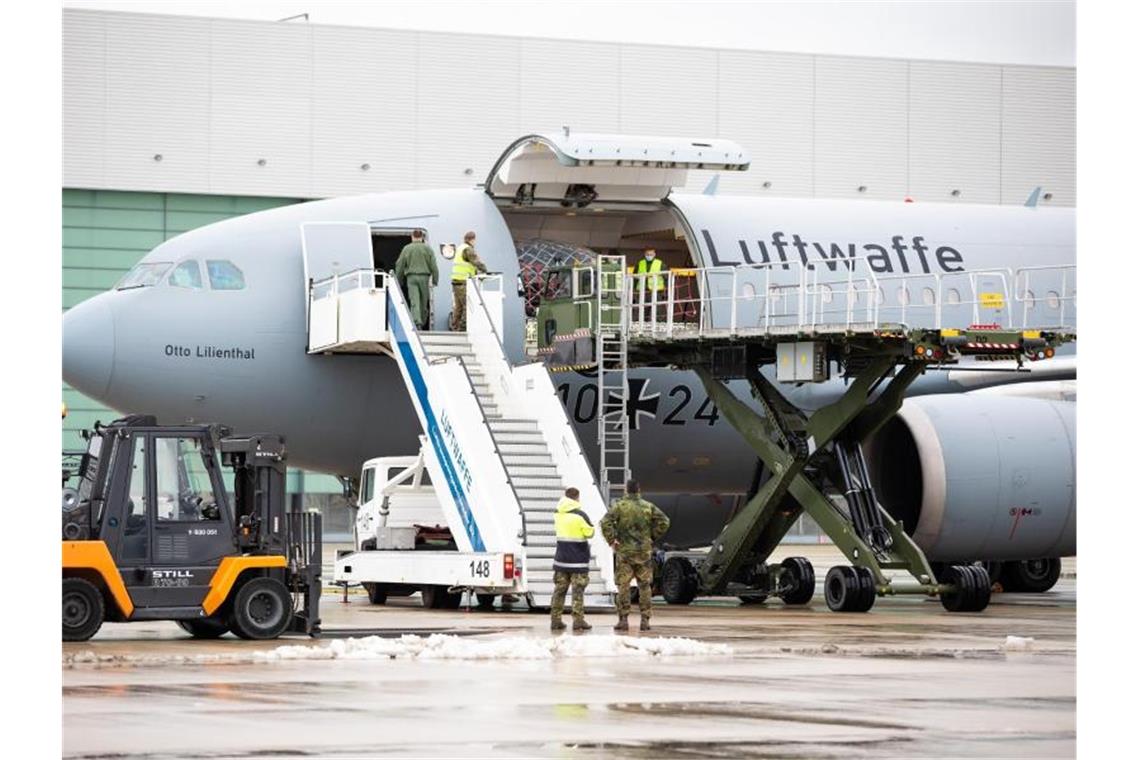 Bundeswehr leistet Corona-Nothilfe in Portugal Ein Großraumflugzeug vom Typ „Airbus A310“ kurz vor dem Start Richtung Portugal auf dem Gelände vom Fliegerhorst Wunstorf. Foto: Moritz Frankenberg/dpa