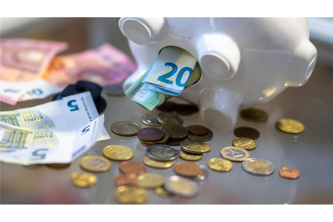 Viele Deutsche haben wenig Ahnung von Geldanlage Ein Großteil der Ersparnisse liegt auf Giro- und Tagesgeldkonten oder wird als Bargeld zu Hause aufbewahrt. (Symbolbild)