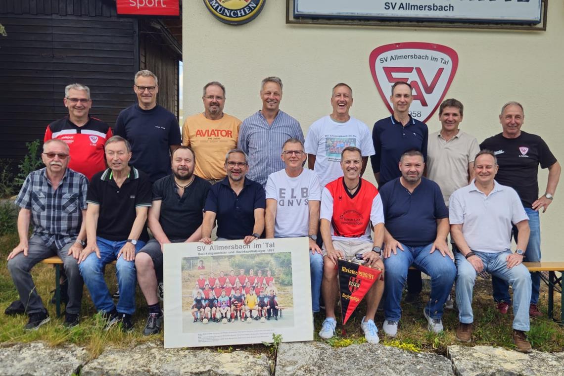 Ein Großteil der früheren Allmersbacher Aufstiegsmannschaft hat sich am Rande des letzten Bezirksliga-Spiels getroffen – und drückt nun die Daumen, dass das heutige Team es ihnen gleichtut und in die Landesliga aufsteigt. Foto: privat