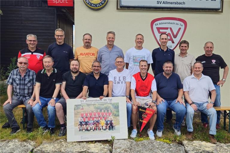 Ein Großteil der früheren Allmersbacher Aufstiegsmannschaft hat sich am Rande des letzten Bezirksliga-Spiels getroffen – und drückt nun die Daumen, dass das heutige Team es ihnen gleichtut und in die Landesliga aufsteigt. Foto: privat