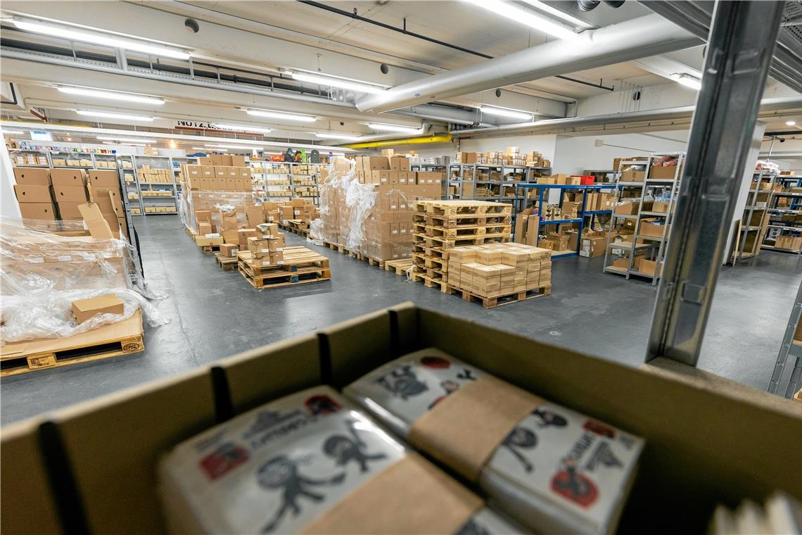 Detektiv Flo und Luzie sind die Renner Ein Großteil des Geschäfts läuft hier ab: Angrenzend zur kleinen Ladenfläche befindet sich das große Lager. Von hier gehen Lieferungen an verschiedene Partyshops in Deutschland.