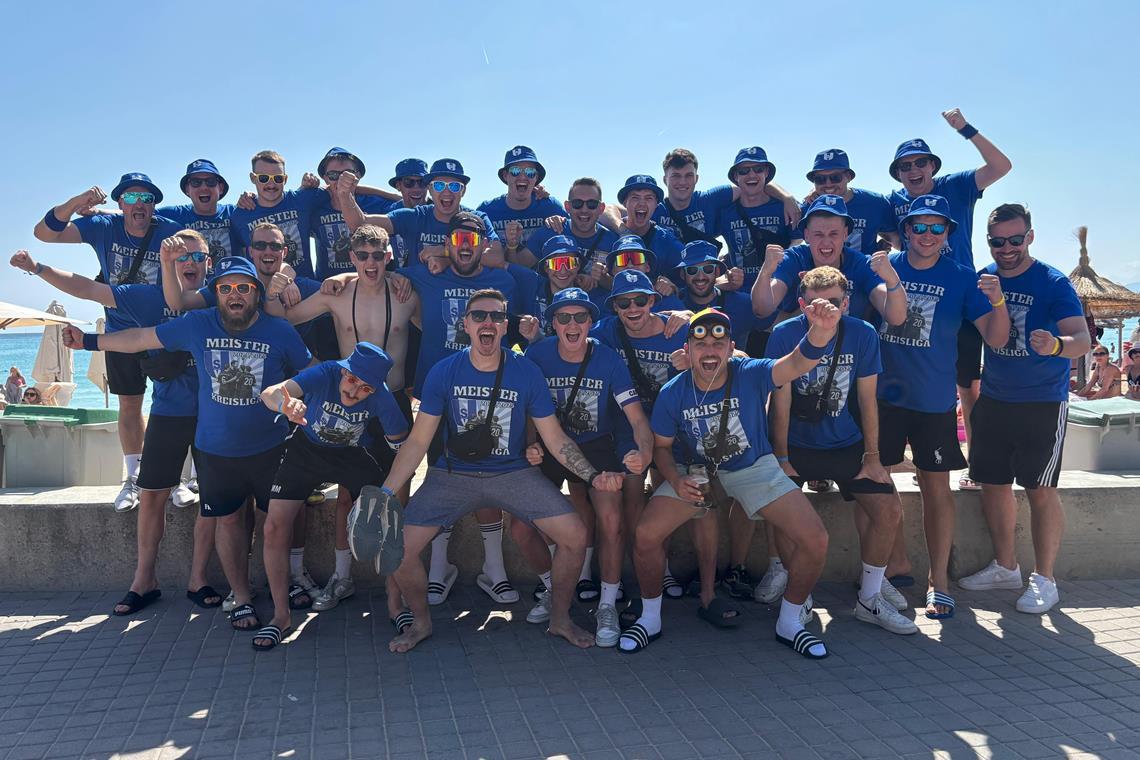 Der große Favorit SV Unterweissach erfüllt die Erwartungen Ein Großteil von erster und zweiter Mannschaft des SV Unterweissach während der Partyreise auf Mallorca. Foto: privat