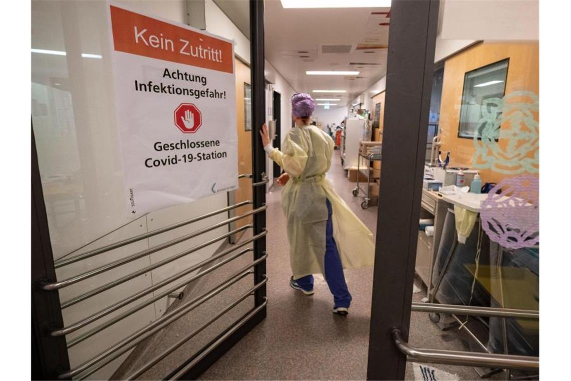 Ein Grünen-Experte fordert die Verlegung von Patienten in andere Kliniken vorzubereiten. Foto: Marijan Murat/dpa