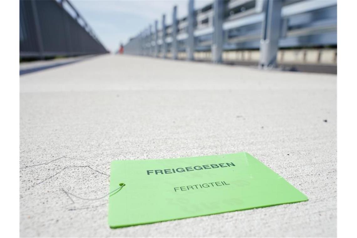 Ein grüner Zettel mit der Aufschrift „Freigegeben Fertigteil“ liegt auf der Salierbrücke. Foto: Uwe Anspach/dpa/Archivbild