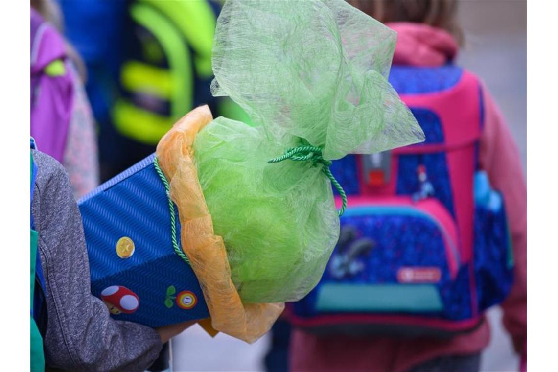 Mehr Erstklässler in Baden-Württemberg Ein Grundschüler einer ersten Klasse der Regenbogenschule trägt seine Zuckertüte am ersten Schultag in die Schule. Foto: Robert Michael/dpa-Zentralbild/dpa/Archiv