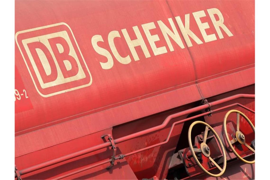 Ein Güterwaggon mit dem Logo von DB Schenker. Foto: Bodo Marks/dpa/Archivbild