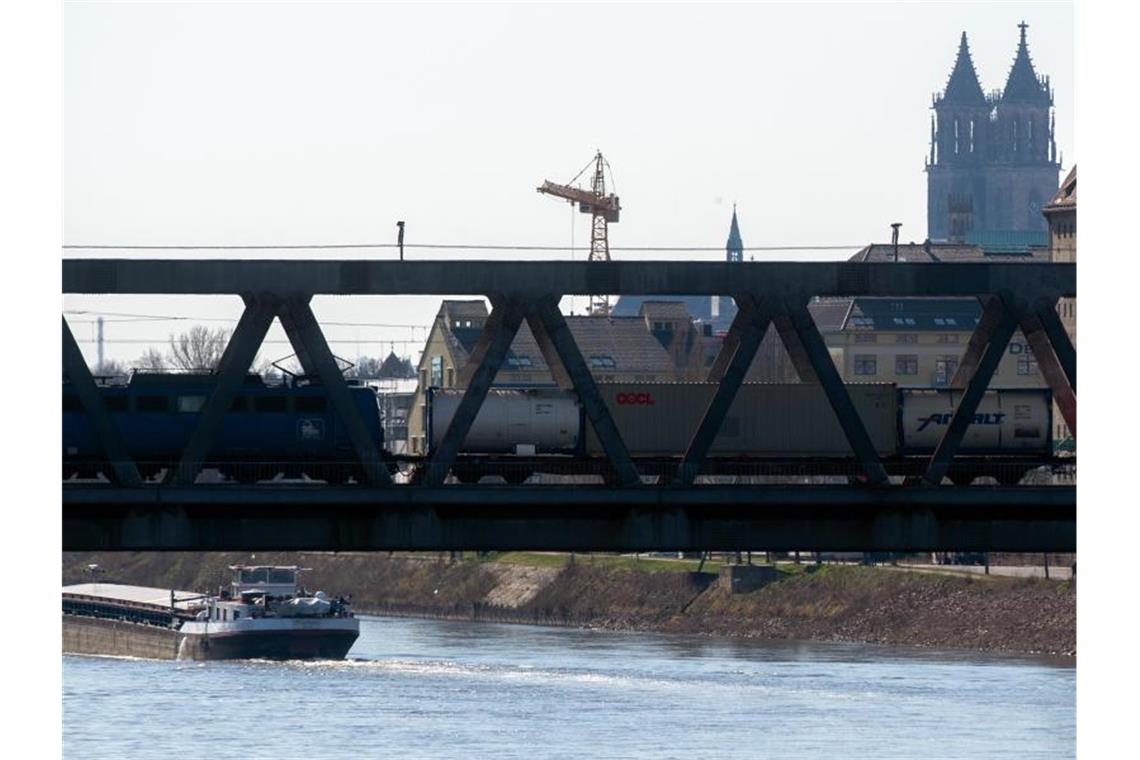 Ein Güterzug fährt über eine Elbebrücke in Magdeburg. Die Coronavirusepidemie belastet das Wirtschaftsleben schwer. Foto: Klaus-Dietmar Gabbert/dpa-Zentralbild/dpa