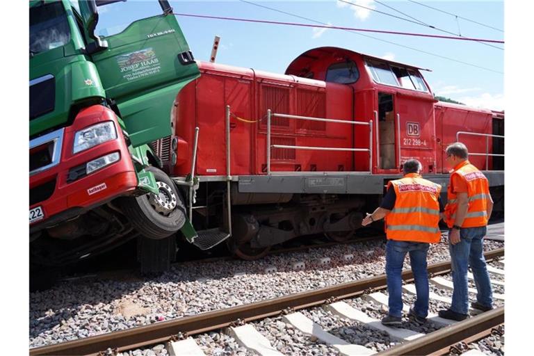 Ein Güterzug ist auf der Schwarzwaldbahn mit einem Lastwagen zusammengestoßen und dabei zum Teil entgleist. Foto: Benedikt Spether/Archiv