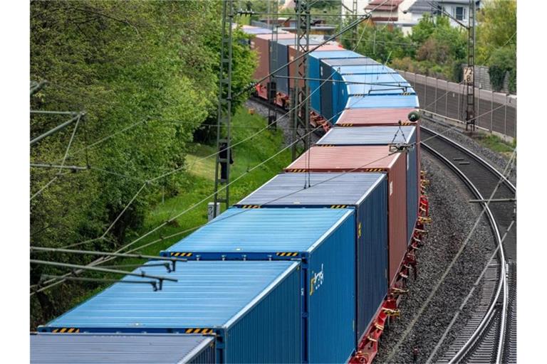 Ein Güterzug mit Containern fährt auf der Schiene südöstlich von Nürnberg. Foto: Armin Weigel/dpa