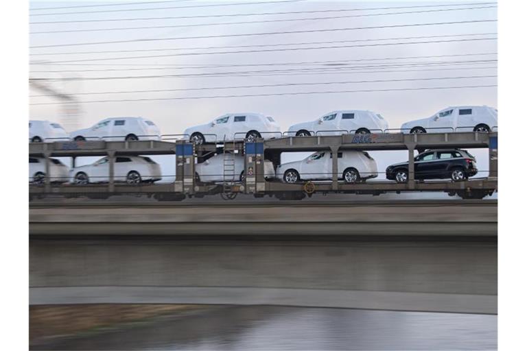 Ein Güterzug mit Neuwagen fährt über die Marienbrücke in Dresden. Foto: Robert Michael/dpa