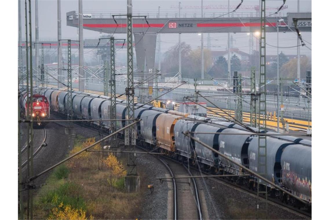 Bund und Bahn wollen Schienenlärm senken Ein Güterzug passiert den Güterbahnhof MegaHub Lehrte in der Region Hannover. Foto: Julian Stratenschulte/dpa