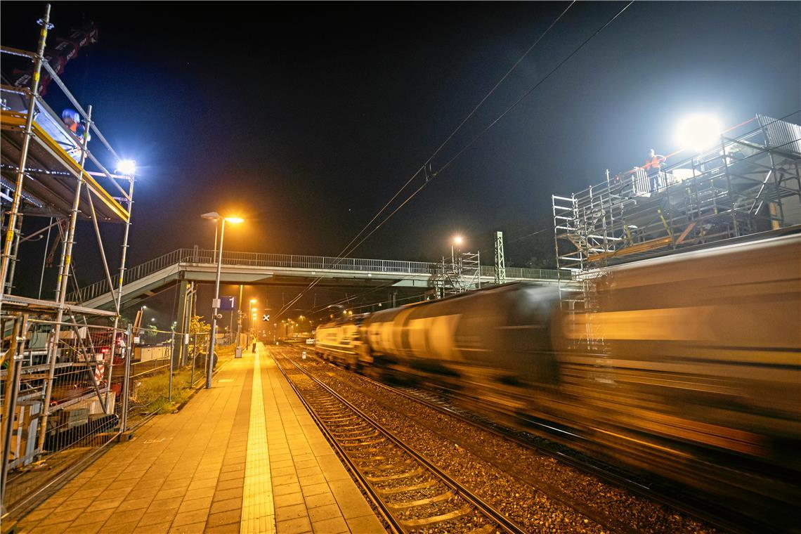 Ein Güterzug rollt durch den Backnanger Bahnhof.