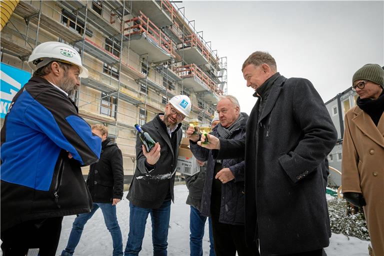Ein guter Tropfen aus dem Frankenland zum Richtfest an der Murr (von links): Maurer Norbert Rudolph und Projektleiter Stefan Geiling (Glöckle) sowie Projektleiter Joachim Kaschny und Leitender Architekt Jörg Fricke (Dibag). Foto: Alexander Becher