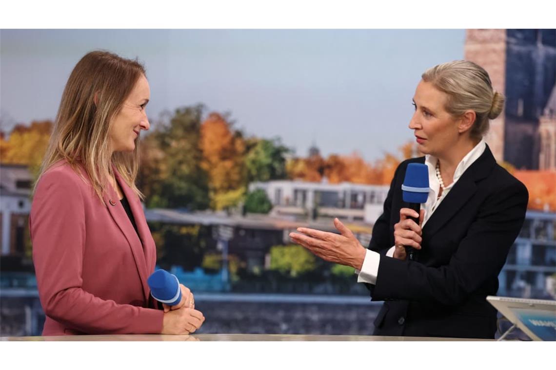Ein gutes Gespräch nach der Wahl? Claudia Wittig (BSW), Spitzenkandidatin des BSW Sachsen-Anhalt (l), und Alice Weidel (AfD), Bundesvorsitzende und Co-Vorsitzende der AfD-Bundestagsfraktion, im ARD-Wahlstudio auf dem Magdeburger Messegelände.