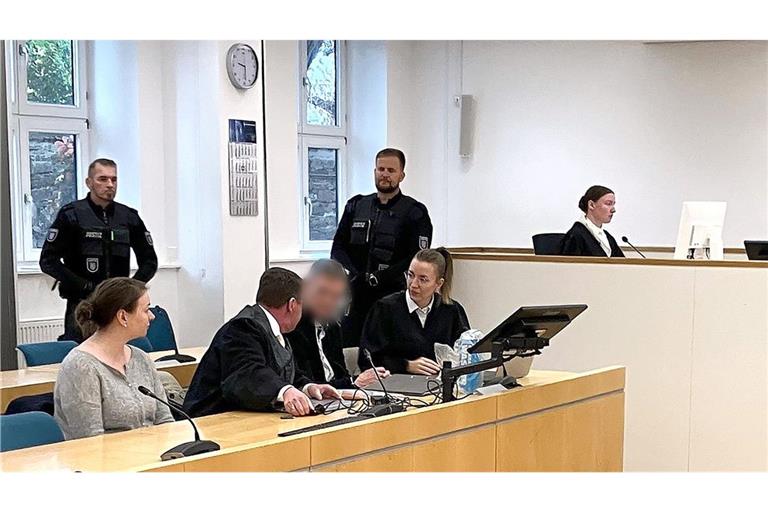 Ein Gymnasiallehrer steht wegen sexuellen Missbrauchs einer Schülerin vor dem Landgericht Erfurt.