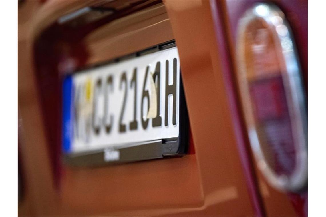 Ein H-Kennzeichen ist an einem Fahrzeug zu sehen. Foto: Marijan Murat/dpa/Archivbild