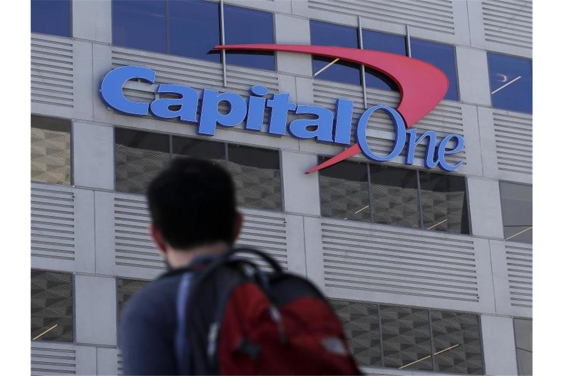 Ein Hacker hat Kreditkartendaten von gut 100 Millionen Kunden der Bank Capital One gestohlen. Foto: Jeff Chiu/AP