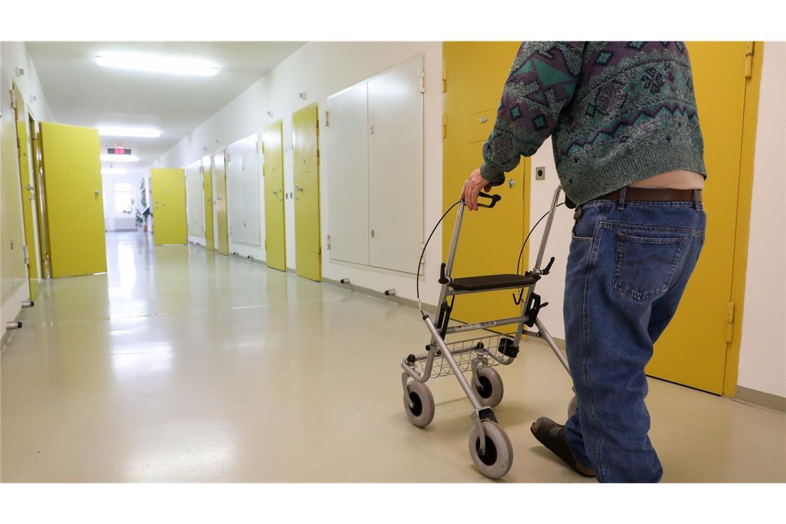 Ein Häftling im Rentenalter geht mit einem Rollator über den Flur im Seniorentrakt der JVA Waldheim.