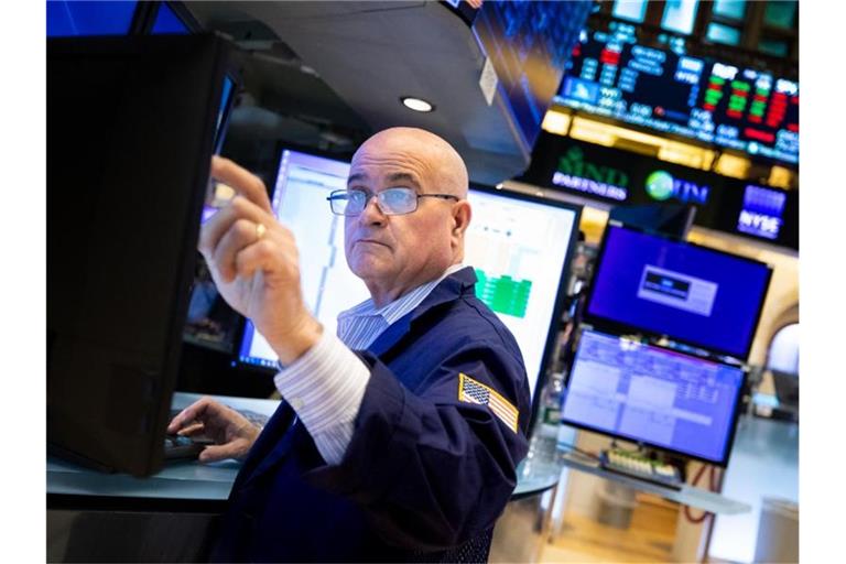 Ein Händler arbeitet an der New Yorker Börse. Foto: Allie Joseph/NYSE/XinHua/dpa