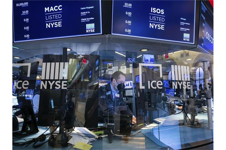 Ein Händler arbeitet auf dem Börsenparkett der Wall Street. Foto: Courtney Crow/New York Stock Exchange/AP/dpa
