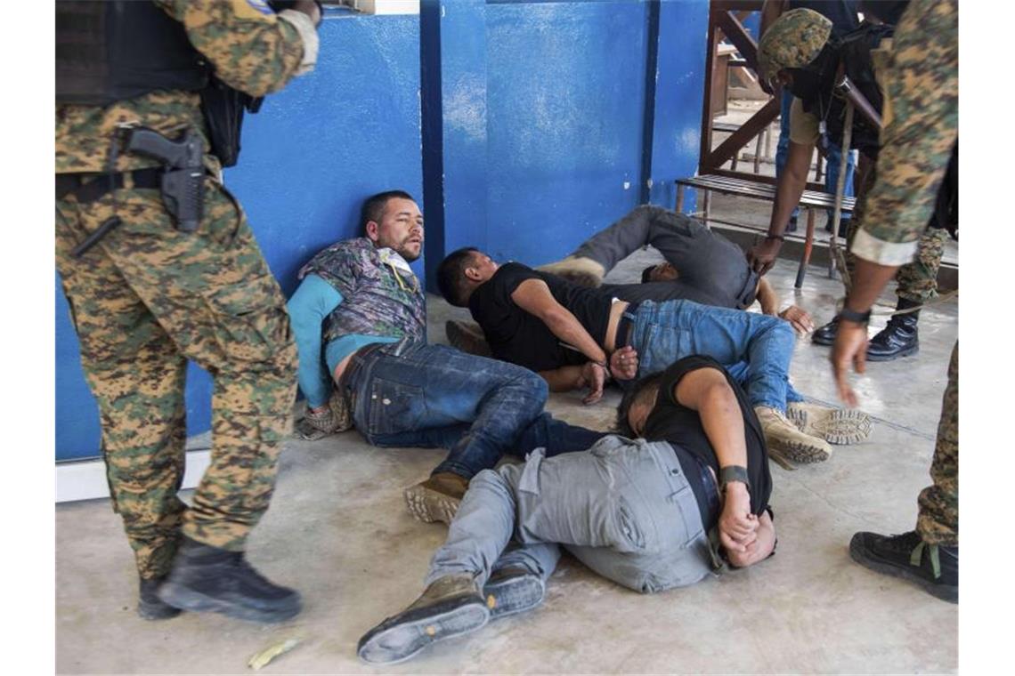 Tötete ein Kommando aus Kolumbien Haitis Präsidenten? Ein haitianischer Richter, der an den Mordermittlungen beteiligt ist, sagte, dass auf Präsident Moïse ein Dutzend Mal geschossen wurde. Foto: Jean Marc Hervé Abélard/AP/dpa