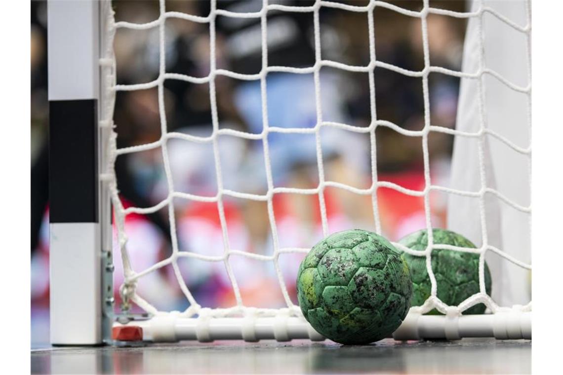 Corona: Göppingen muss Handball-Duell mit Hannover absagen Ein Handball liegt auf dem Boden vor dem Tor. Foto: Tom Weller/dpa/Symbolbild
