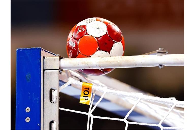 Ein Handball liegt auf einem Tor. Foto: Frank Molter/dpa/Symbolbild