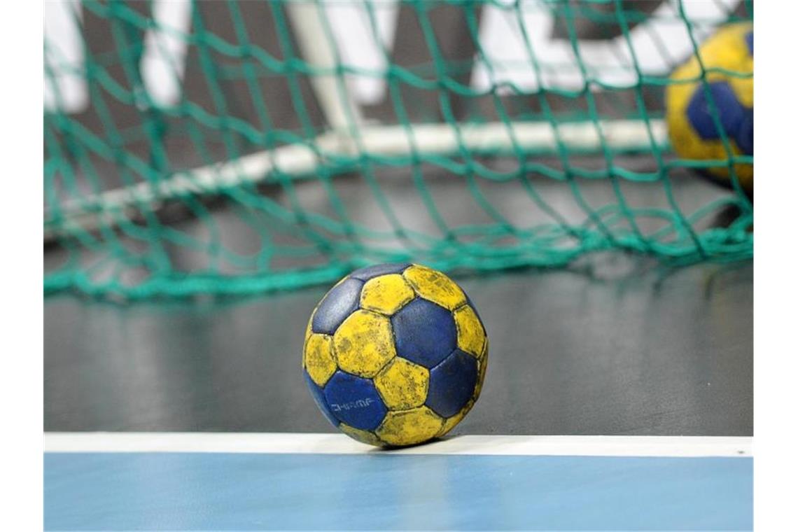Ein Handball liegt im Tor. Foto: picture alliance / dpa/Archivbild
