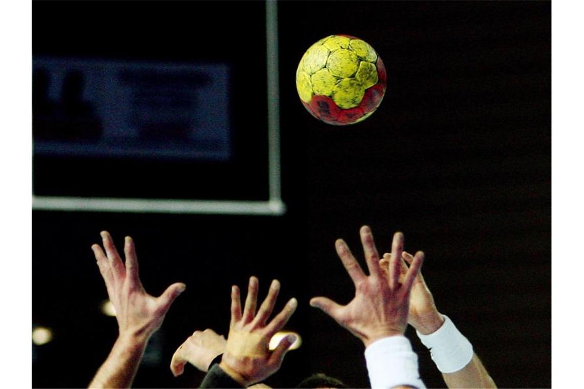 Ein Handball-Spiel. Foto: Boris Roessler/dpa/Symbolbild