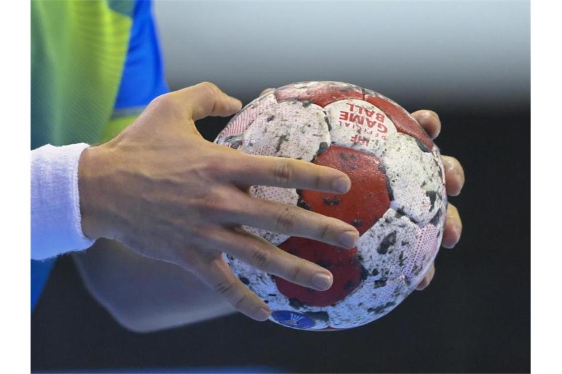 Ein Handballspieler hält den Spielball in den Händen. Foto: Soeren Stache/dpa-Zentralbild/dpa/Symbolbild