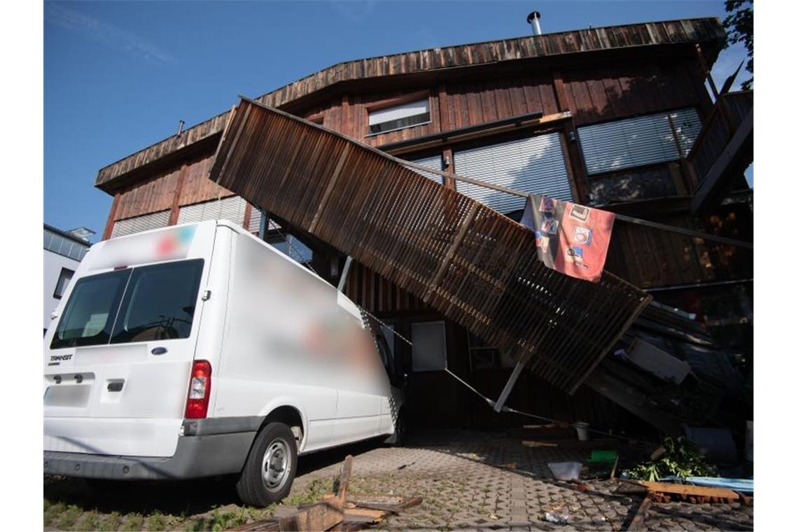 Planschbecken zu schwer: Balkon stürzt ab Ein Handtuch hängt an einem eingestürzten Balkon eines Wohn- und Geschäftshauses. Foto: Marijan Murat
