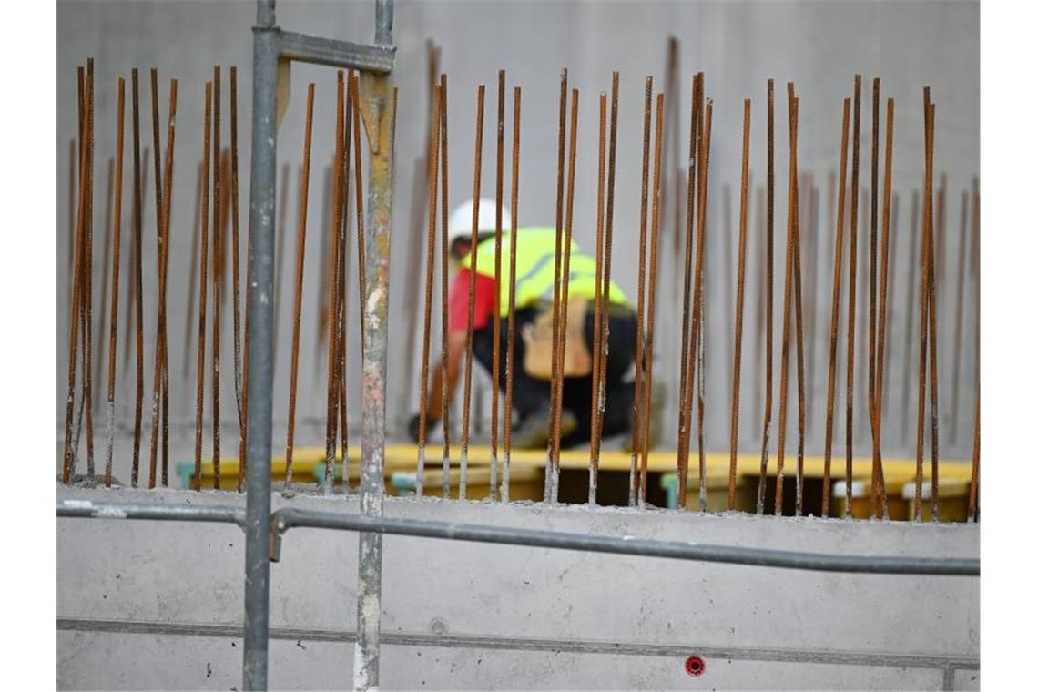Mitten in der Krise: Baubranche steigert im April Umsätze Ein Handwerker arbeitet auf einer Baustelle an Betonstahlträgern. Foto: Patrick Seeger/dpa