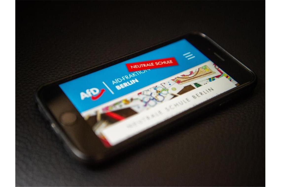 Kummer mit „Kummerkasten“: AfD-Meldeportal nicht ausgereift Ein Handy zeigt das Internetportal „Neutrale Schule“ der Berliner AfD. Foto: Arne Immanuel Bänsch/Archivbild