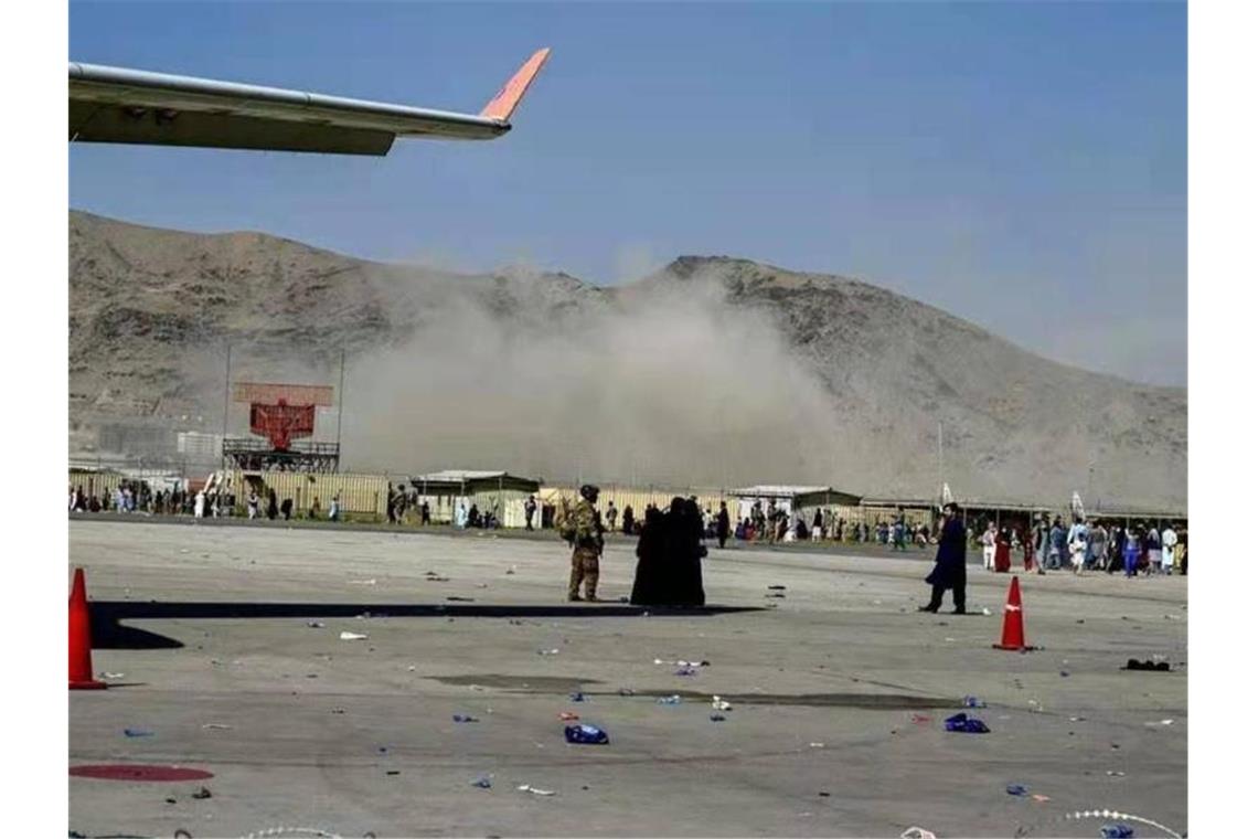 Ein Handyfoto mutmaßlich unmittelbar nach dem Anschlag in der Nähe des Explosionsortes am Kabuler Flughafen aufgenommen. Foto: -/XinHua/dpa