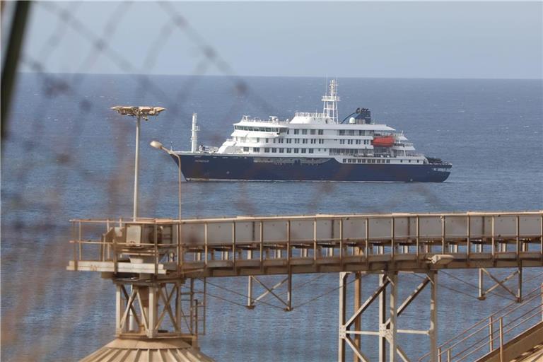 Ein Hantavirus-Ausbruch auf einem Kreuzfahrtschiff fordert Todesopfer und Verdachtsfälle. Wie wird mit den infizierten Passagieren umgegangen, und welche Maßnahmen ergreifen die Behörden?
