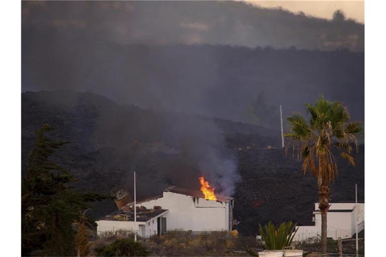 Ein Haus auf La Palma ist durch einen Lavastrom in Brand geraten. Foto: Daniel Roca/AP/dpa