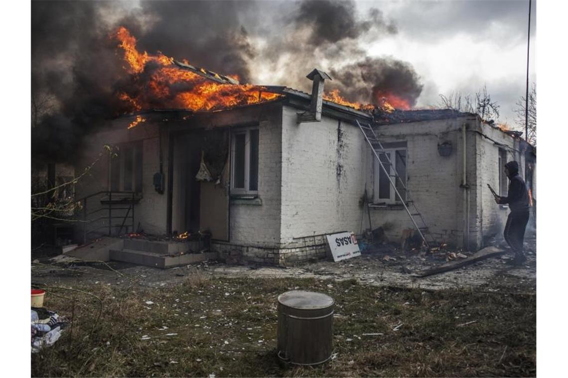 Russland setzt Angriff auf Mariupol fort Ein Haus brennt nach dem Beschuss der Stadt Irpin westlich von Kiew. Foto: Oleksandr Ratushniak/AP/dpa