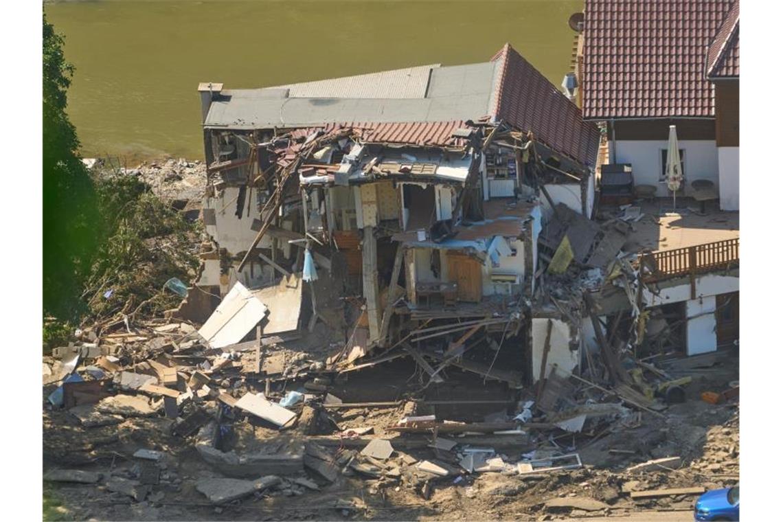 Ein Haus in Marienthal (Rheinland-Pfalz) ist nach dem Hochwasser vollkommen aufgerissen. Foto: Thomas Frey/dpa