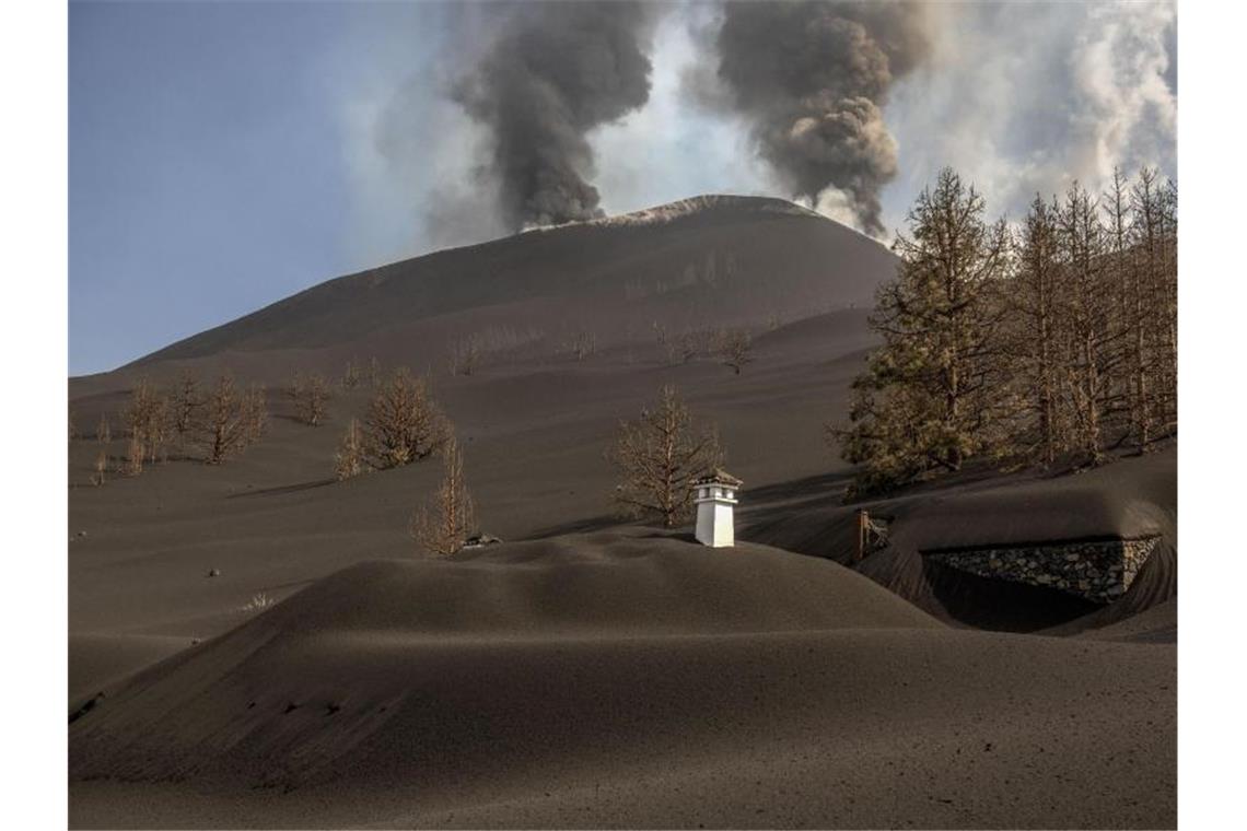 Ein Haus ist mit der Asche des Vulkans in Las Manchas auf der Kanareninsel La Palma bedeckt. Foto: Saul Santos/AP/dpa